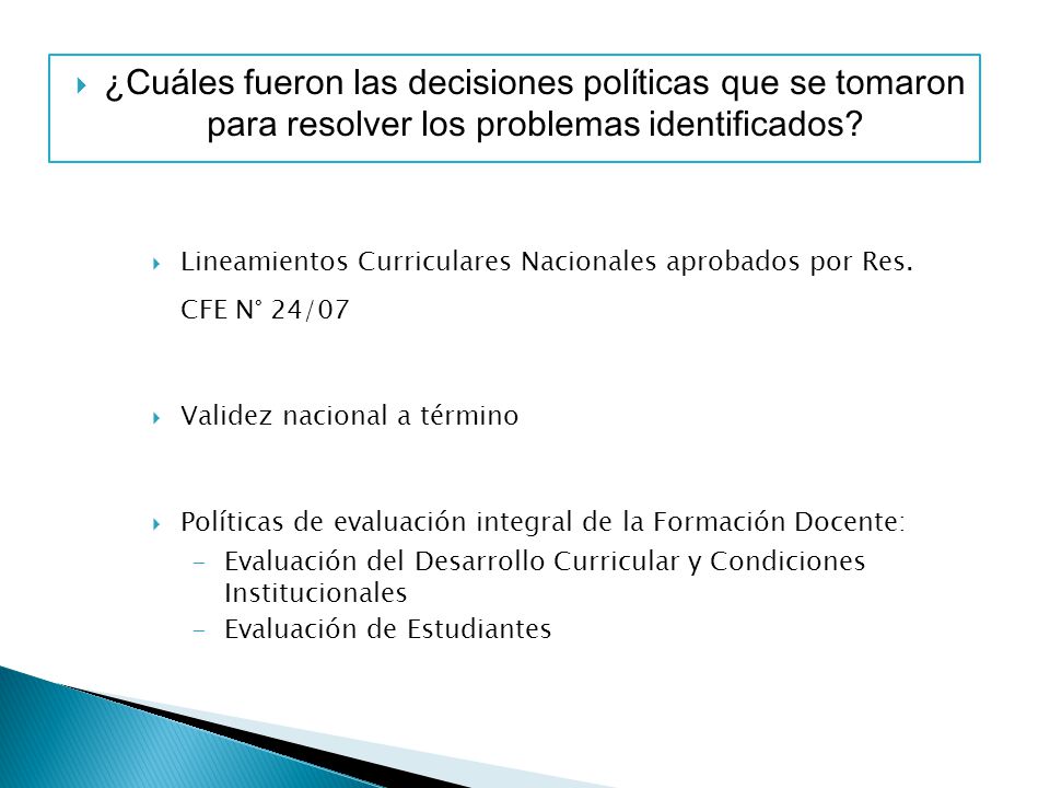 ¿Cuáles fueron las decisiones políticas que se tomaron para resolver los problemas identificados