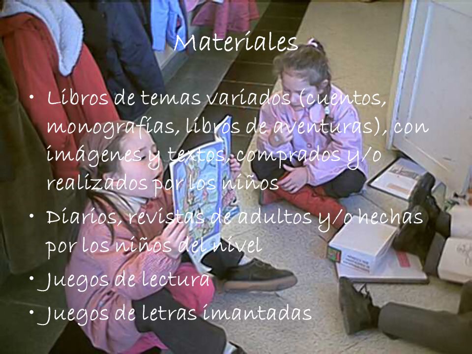 Materiales Libros de temas variados (cuentos, monografías, libros de aventuras), con imágenes y textos, comprados y/o realizados por los niños.
