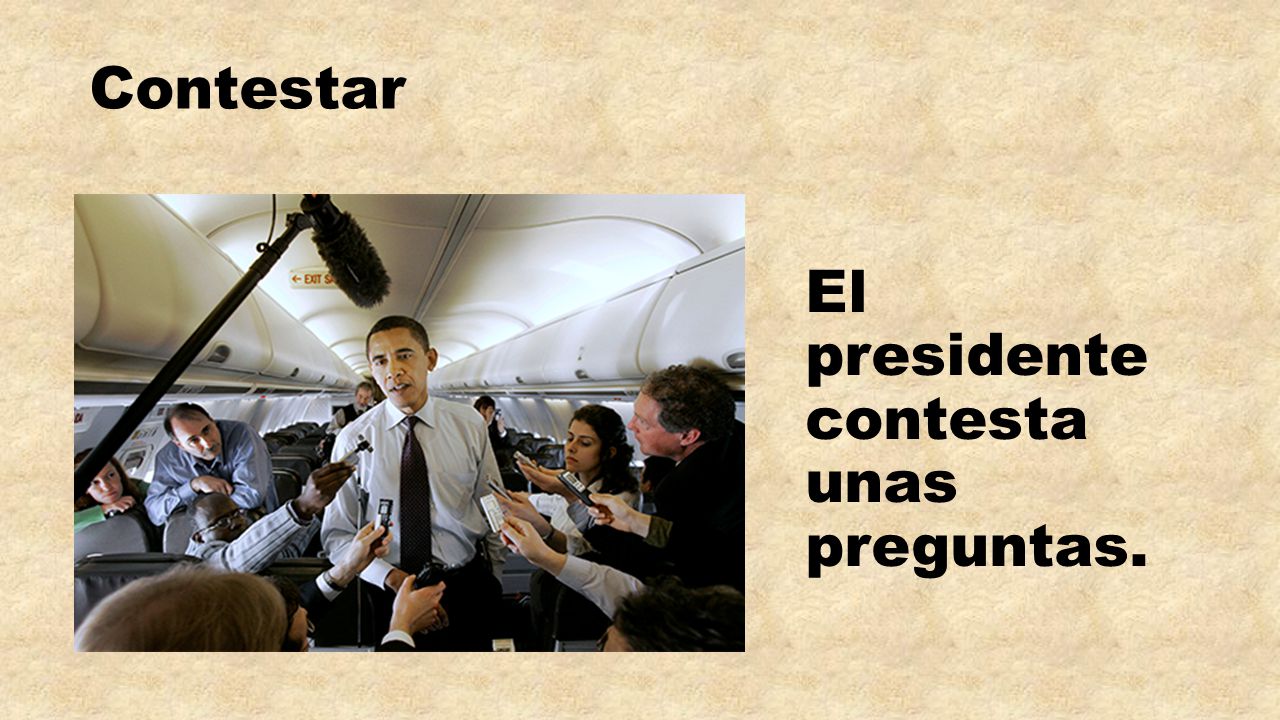 El presidentecontesta unas preguntas.