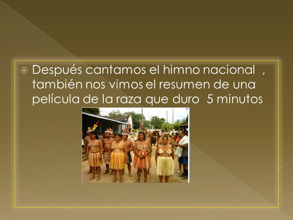 Después cantamos el himno nacional , también nos vimos el resumen de una película de la raza que duro 5 minutos