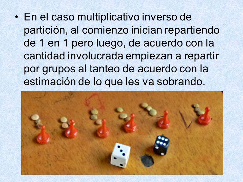 En el caso multiplicativo inverso de partición, al comienzo inician repartiendo de 1 en 1 pero luego, de acuerdo con la cantidad involucrada empiezan a repartir por grupos al tanteo de acuerdo con la estimación de lo que les va sobrando.