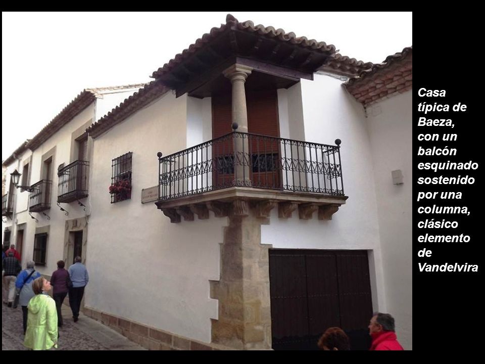 Casa típica de Baeza, con un balcón esquinado sostenido por una columna, clásico elemento de Vandelvira