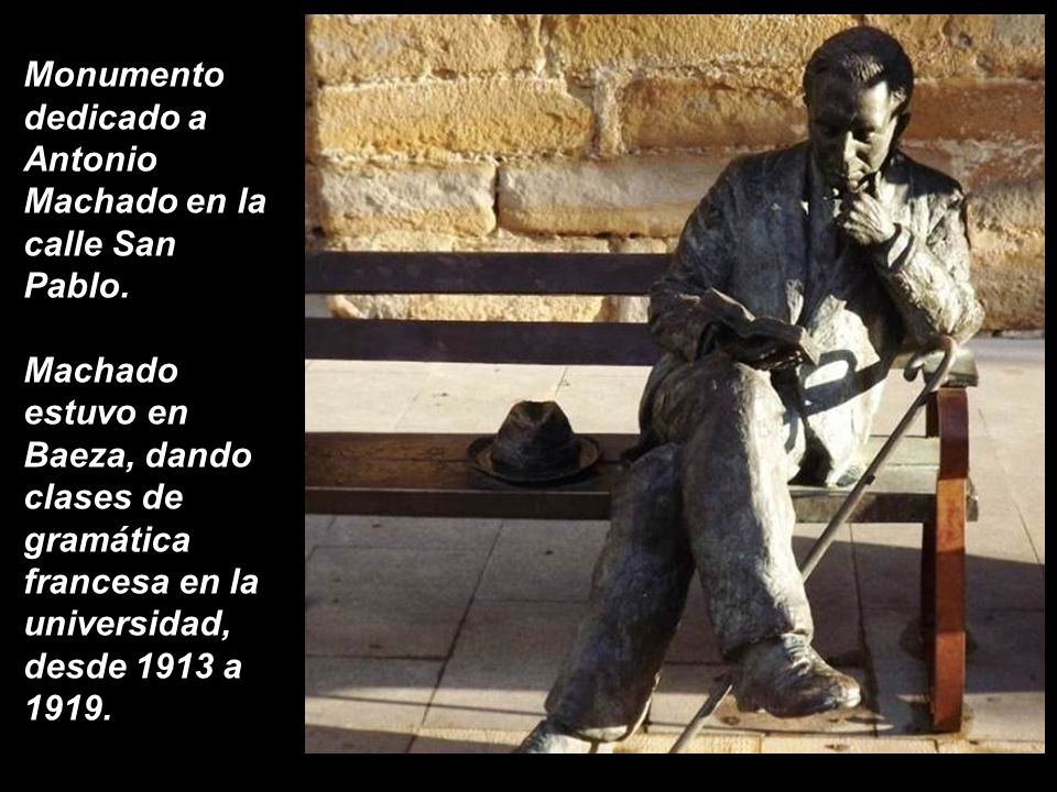 Monumento dedicado a Antonio Machado en la calle San Pablo.