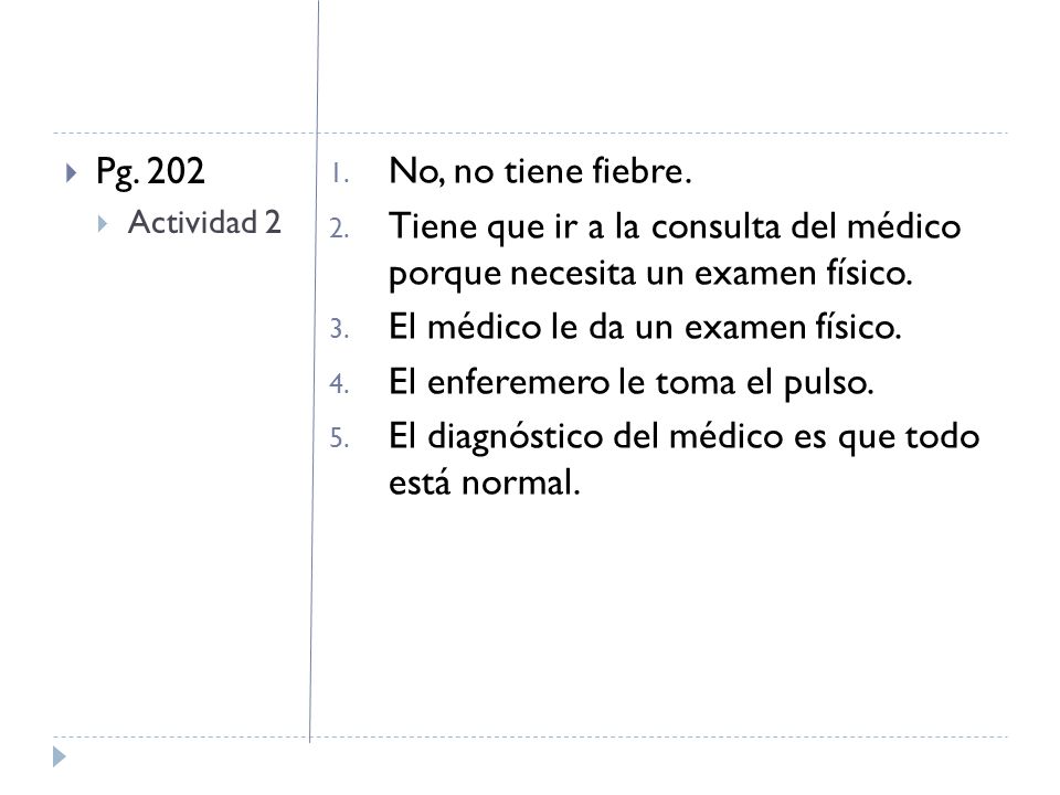 El médico le da un examen físico. El enferemero le toma el pulso.