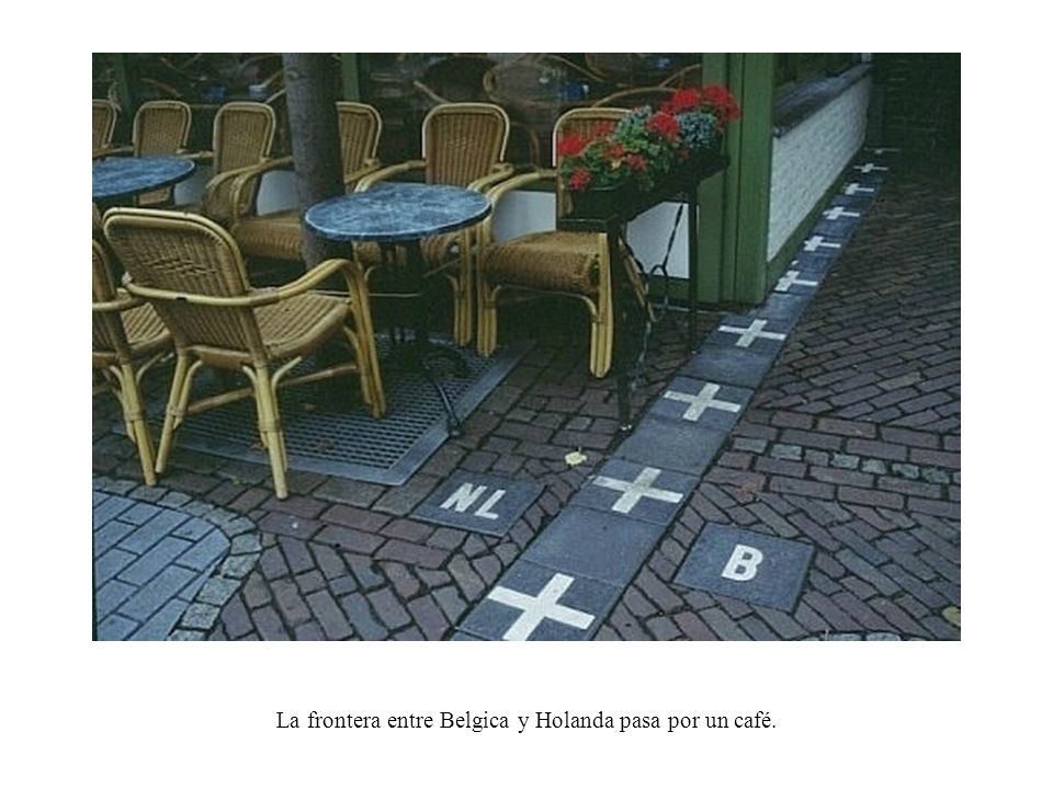 La frontera entre Belgica y Holanda pasa por un café.