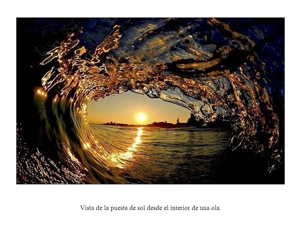 Vista de la puesta de sol desde el interior de una ola.
