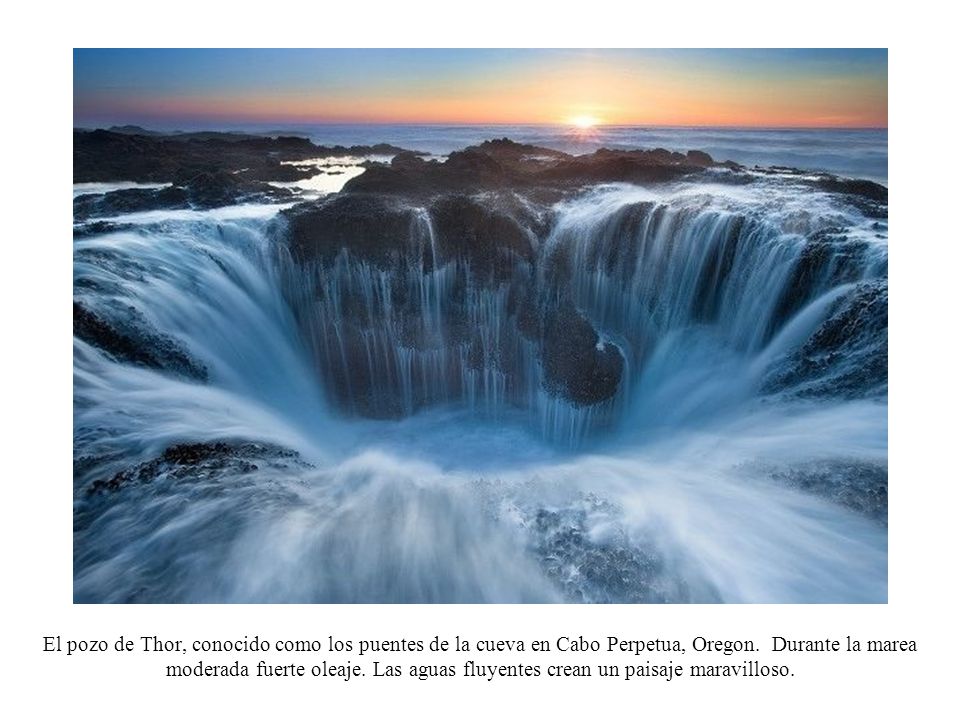El pozo de Thor, conocido como los puentes de la cueva en Cabo Perpetua, Oregon. Durante la marea moderada fuerte oleaje.