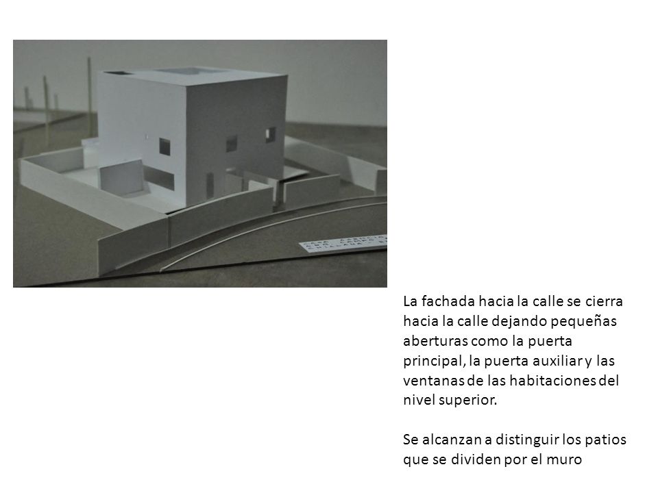 La fachada hacia la calle se cierra hacia la calle dejando pequeñas aberturas como la puerta principal, la puerta auxiliar y las ventanas de las habitaciones del nivel superior.