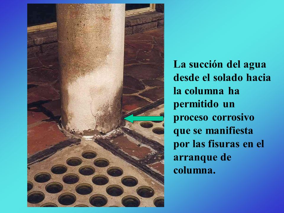 La succión del agua desde el solado hacia la columna ha permitido un proceso corrosivo que se manifiesta por las fisuras en el arranque de columna.