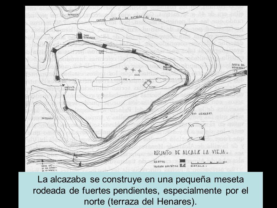 La alcazaba se construye en una pequeña meseta rodeada de fuertes pendientes, especialmente por el norte (terraza del Henares).