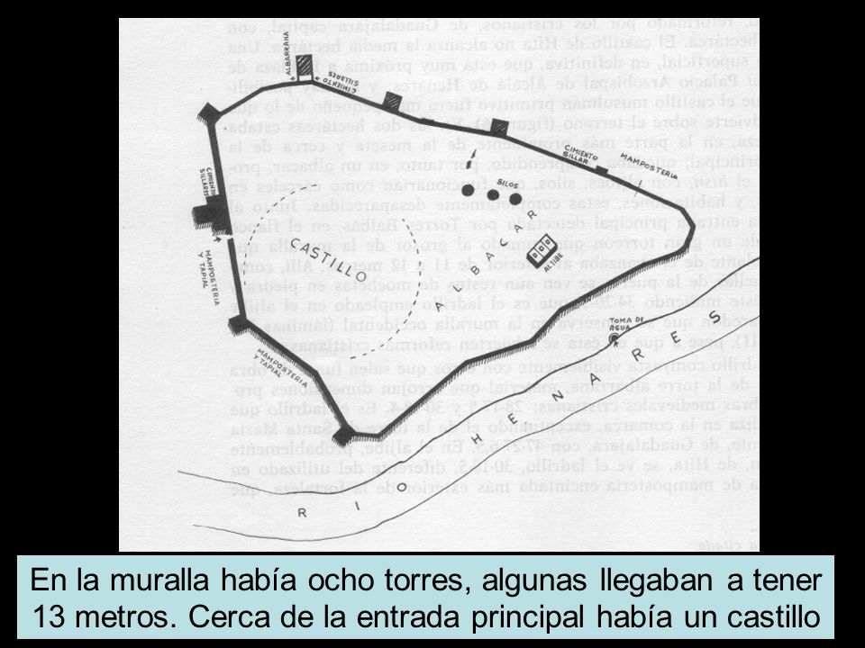 En la muralla había ocho torres, algunas llegaban a tener 13 metros