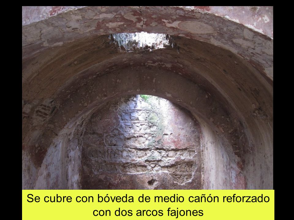 Se cubre con bóveda de medio cañón reforzado con dos arcos fajones