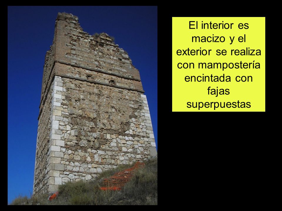 El interior es macizo y el exterior se realiza con mampostería encintada con fajas superpuestas