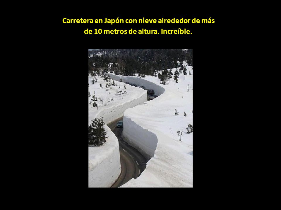 Carretera en Japón con nieve alrededor de más de 10 metros de altura