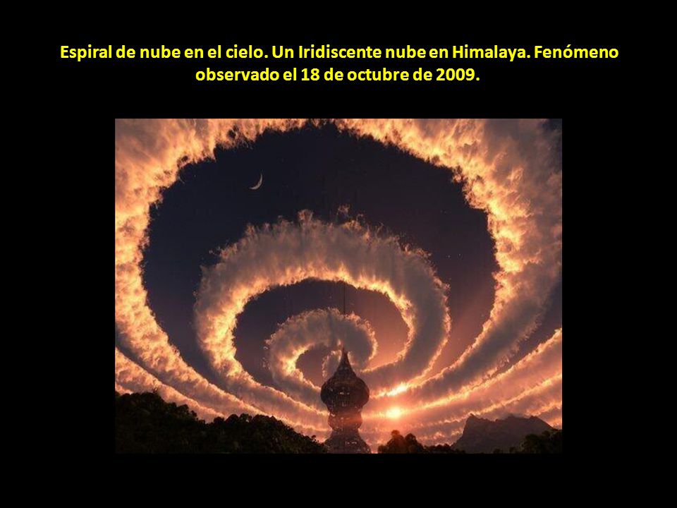 Espiral de nube en el cielo. Un Iridiscente nube en Himalaya