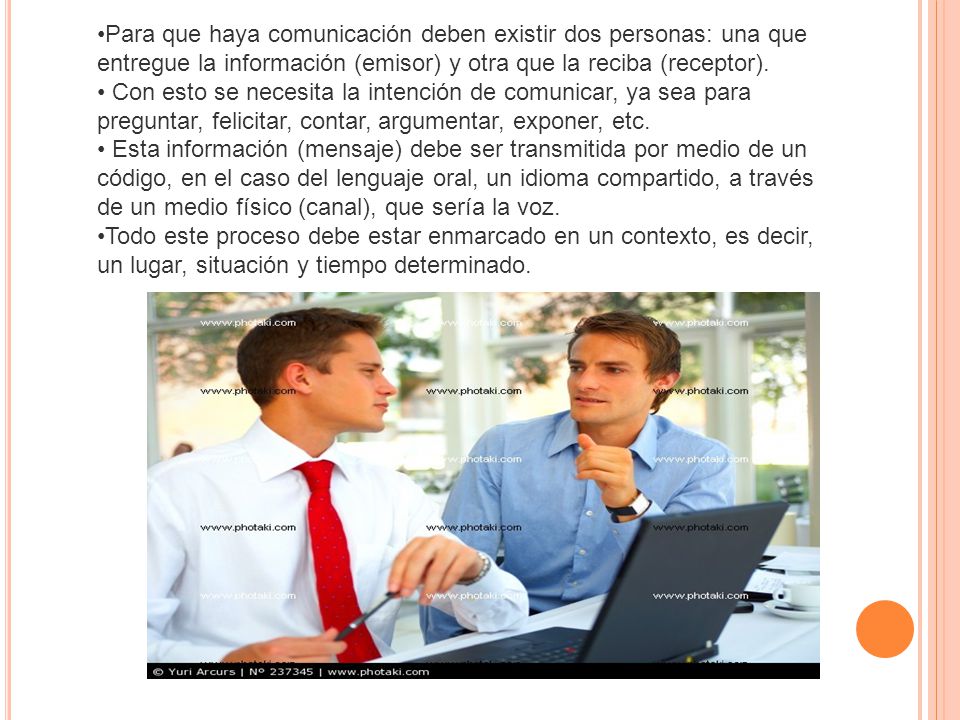 Para que haya comunicación deben existir dos personas: una que entregue la información (emisor) y otra que la reciba (receptor).