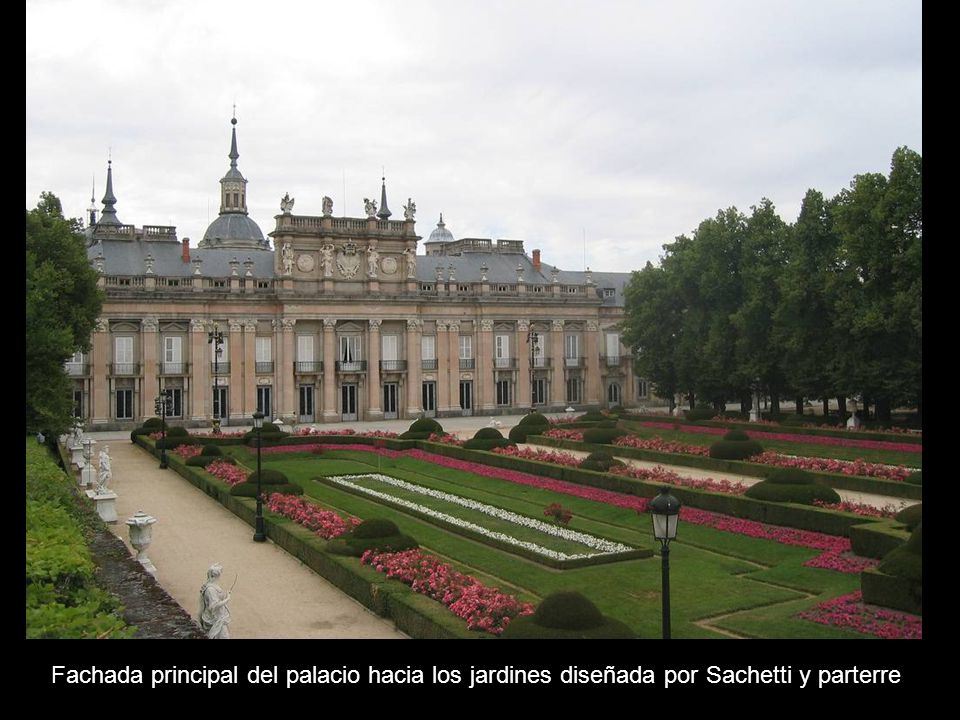 Fachada principal del palacio hacia los jardines diseñada por Sachetti y parterre