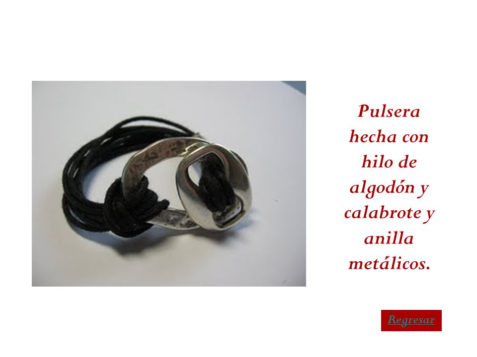 Pulsera hecha con hilo de algodón y calabrote y anilla metálicos.