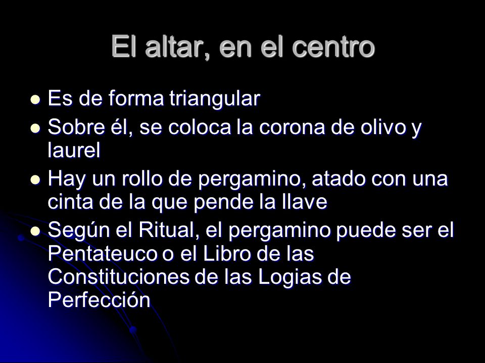 El altar, en el centro Es de forma triangular