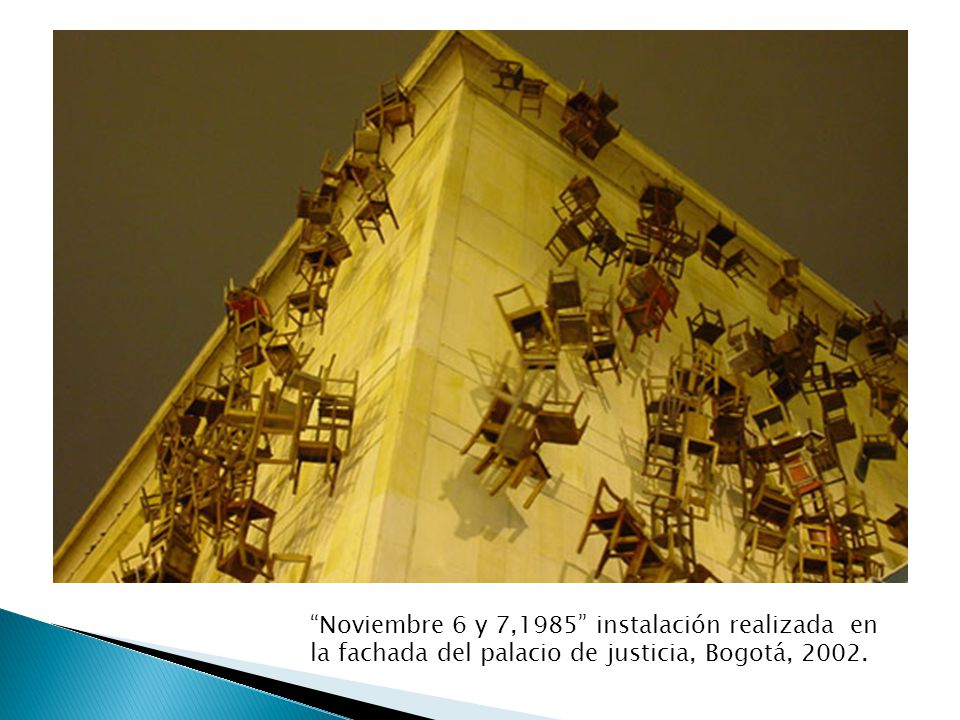 Noviembre 6 y 7,1985 instalación realizada en la fachada del palacio de justicia, Bogotá, 2002.
