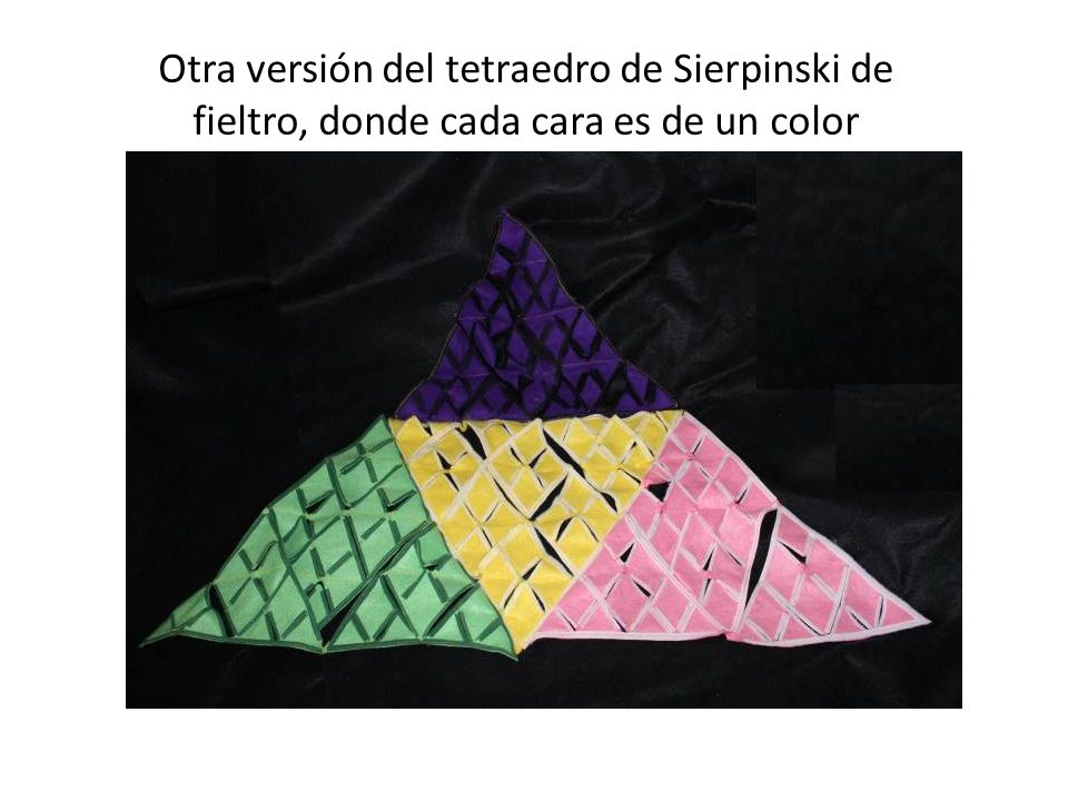 Otra versión del tetraedro de Sierpinski de fieltro, donde cada cara es de un color