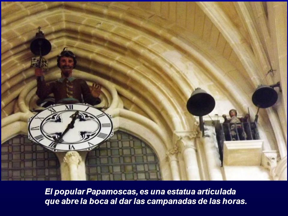 El popular Papamoscas, es una estatua articulada que abre la boca al dar las campanadas de las horas.