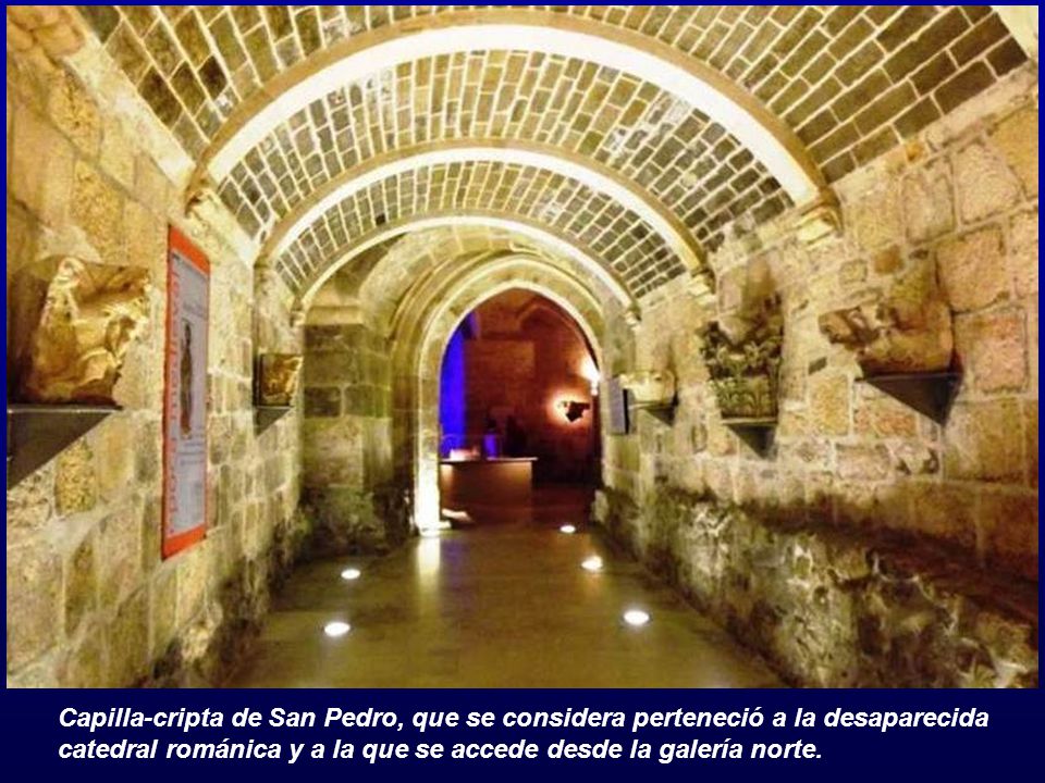 Capilla-cripta de San Pedro, que se considera perteneció a la desaparecida catedral románica y a la que se accede desde la galería norte.