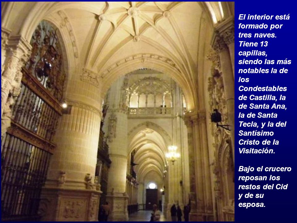 El interior está formado por tres naves