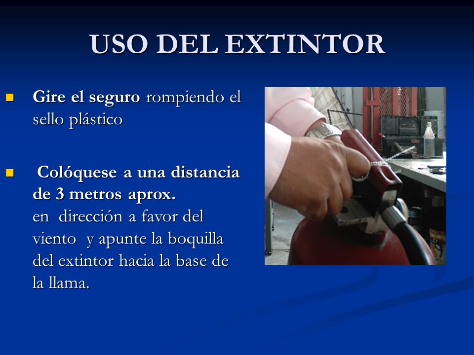 USO DEL EXTINTOR Gire el seguro rompiendo el sello plástico