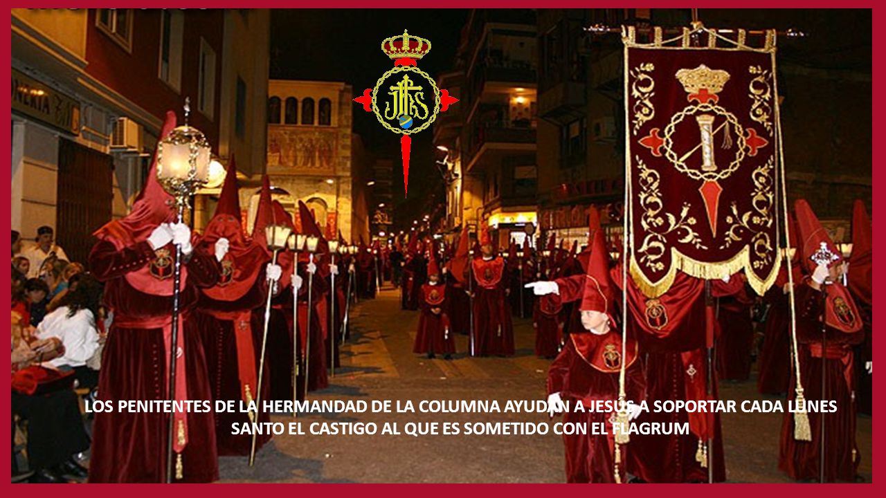 LOS PENITENTES DE LA HERMANDAD DE LA COLUMNA AYUDAN A JESÚS A SOPORTAR CADA LUNES SANTO EL CASTIGO AL QUE ES SOMETIDO CON EL FLAGRUM