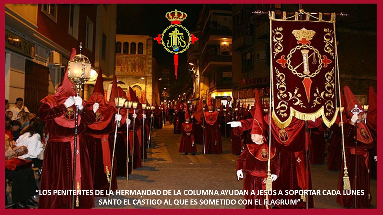 LOS PENITENTES DE LA HERMANDAD DE LA COLUMNA AYUDAN A JESÚS A SOPORTAR CADA LUNES SANTO EL CASTIGO AL QUE ES SOMETIDO CON EL FLAGRUM