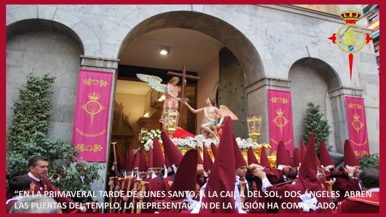 EN LA PRIMAVERAL TARDE DE LUNES SANTO, A LA CAIDA DEL SOL, DOS ÁNGELES ABREN LAS PUERTAS DEL TEMPLO, LA REPRESENTACION DE LA PASIÓN HA COMENZADO.