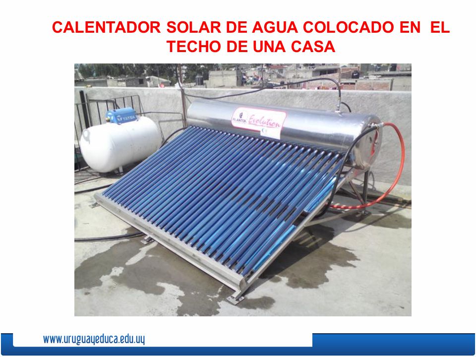 CALENTADOR SOLAR DE AGUA COLOCADO EN EL TECHO DE UNA CASA