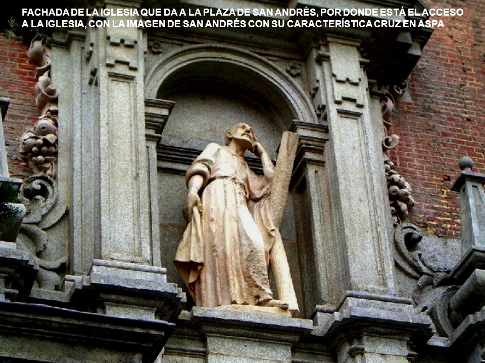 FACHADA DE LA IGLESIA QUE DA A LA PLAZA DE SAN ANDRÉS, POR DONDE ESTÁ EL ACCESO A LA IGLESIA, CON LA IMAGEN DE SAN ANDRÉS CON SU CARACTERÍSTICA CRUZ EN ASPA