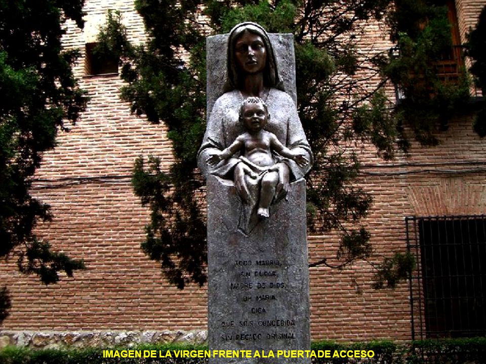 IMAGEN DE LA VIRGEN FRENTE A LA PUERTA DE ACCESO