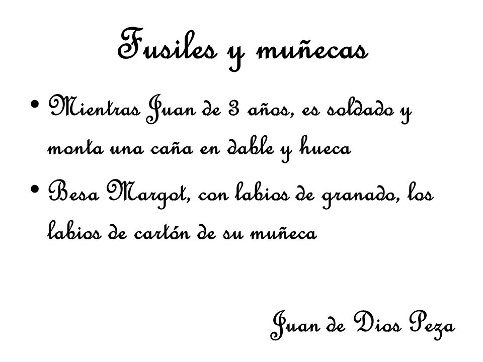 Fusiles y muñecas Mientras Juan de 3 años, es soldado y monta una caña en dable y hueca.