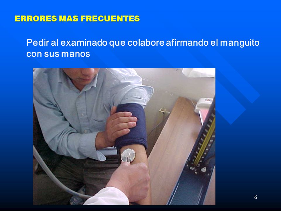Pedir al examinado que colabore afirmando el manguito con sus manos