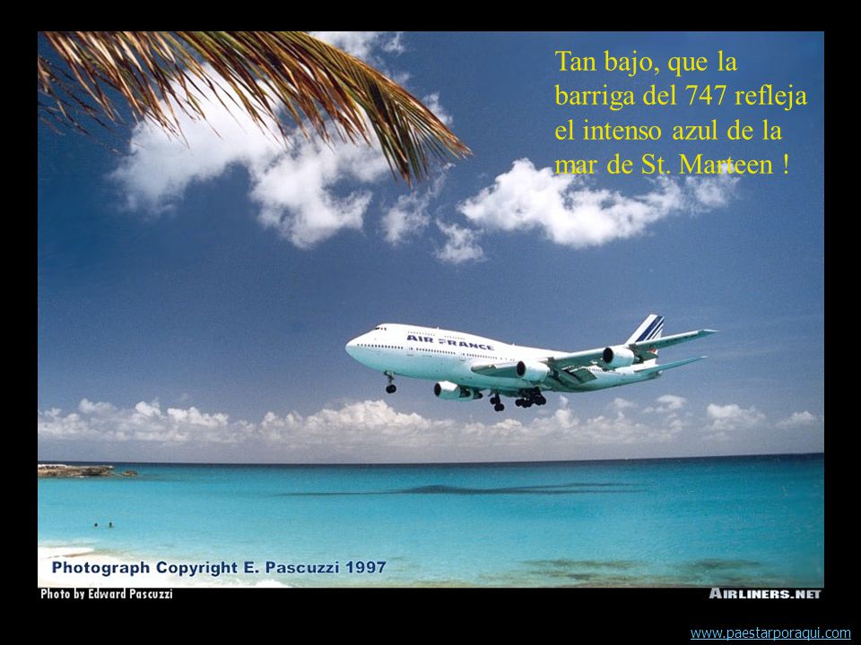 Tan bajo, que la barriga del 747 refleja el intenso azul de la mar de St. Marteen !