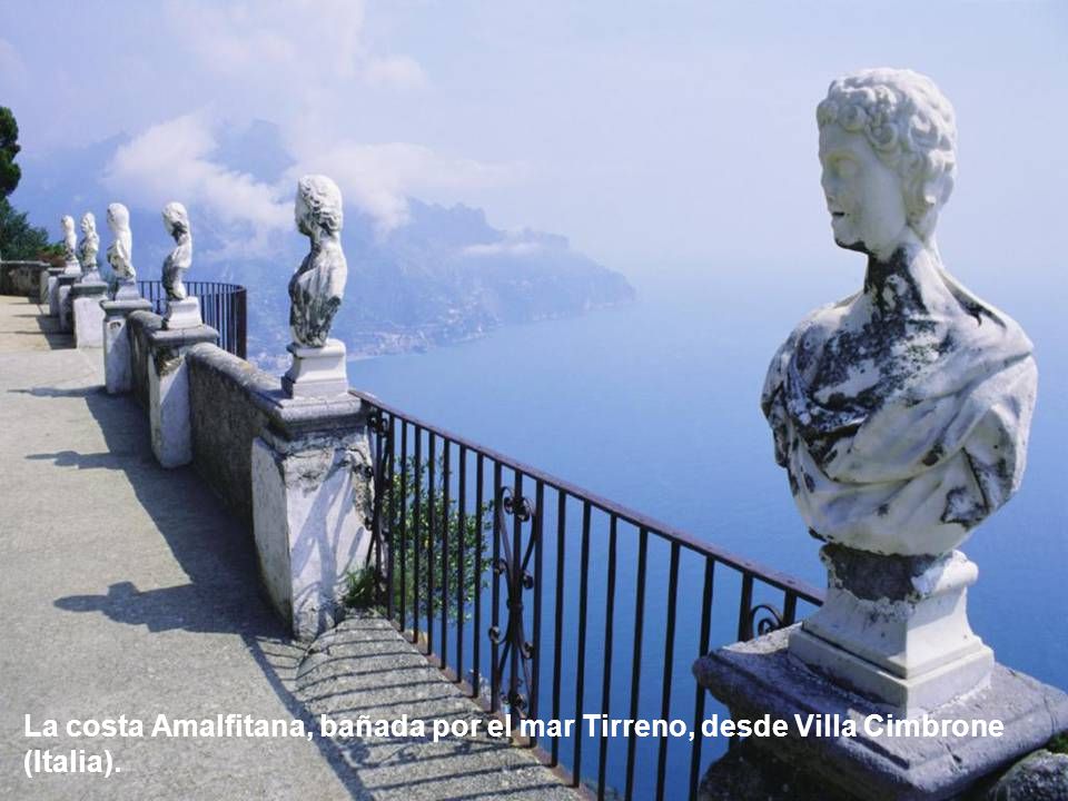 La costa Amalfitana, bañada por el mar Tirreno, desde Villa Cimbrone