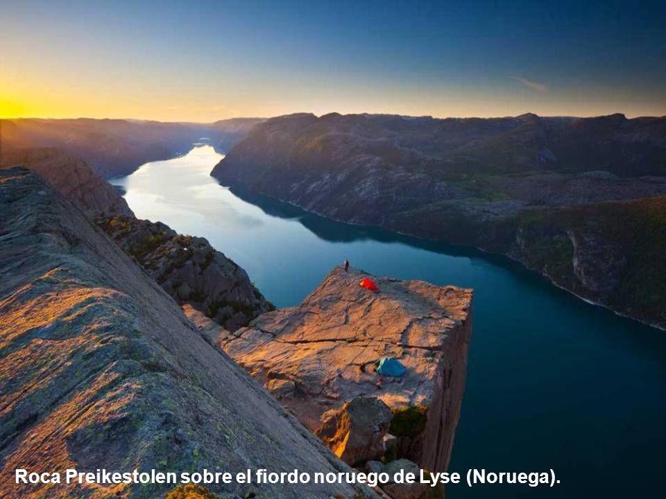 Roca Preikestolen sobre el fiordo noruego de Lyse (Noruega).