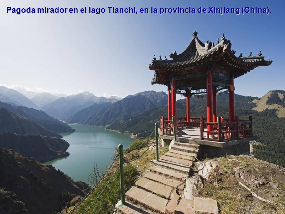 Pagoda mirador en el lago Tianchi, en la provincia de Xinjiang (China).