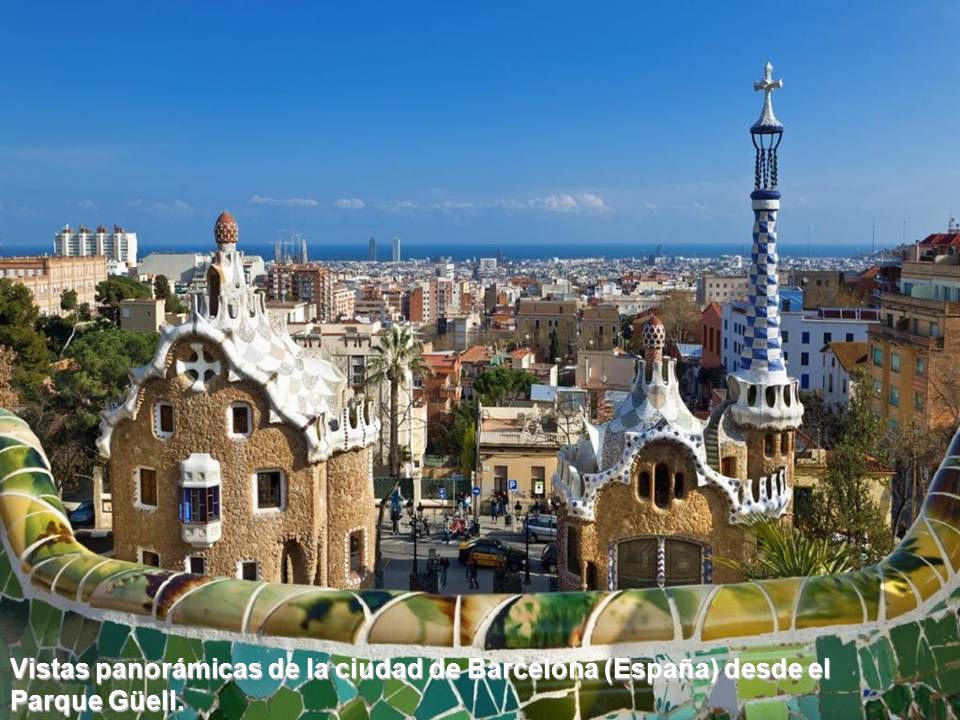 Vistas panorámicas de la ciudad de Barcelona (España) desde el Parque Güell.