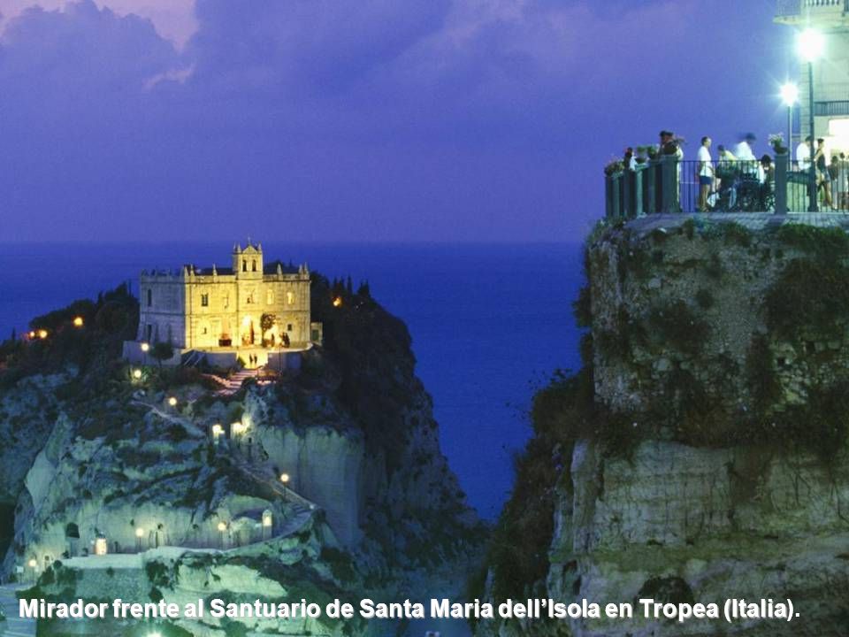 Mirador frente al Santuario de Santa Maria dell’Isola en Tropea (Italia).