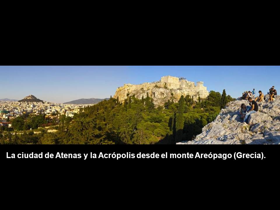 La ciudad de Atenas y la Acrópolis desde el monte Areópago (Grecia).