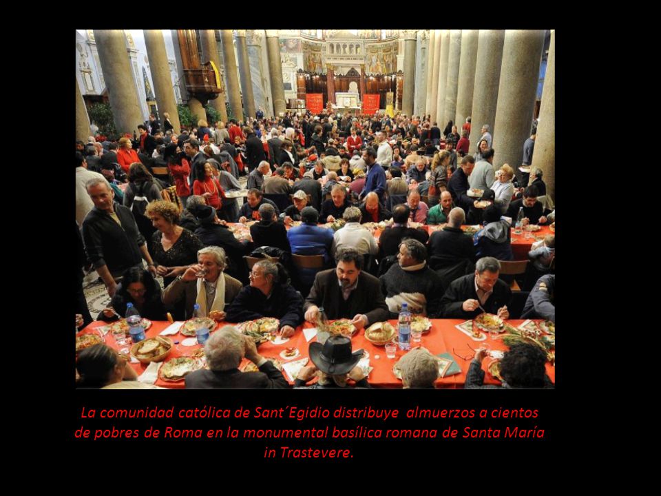 La comunidad católica de Sant´Egidio distribuye almuerzos a cientos de pobres de Roma en la monumental basílica romana de Santa María in Trastevere.