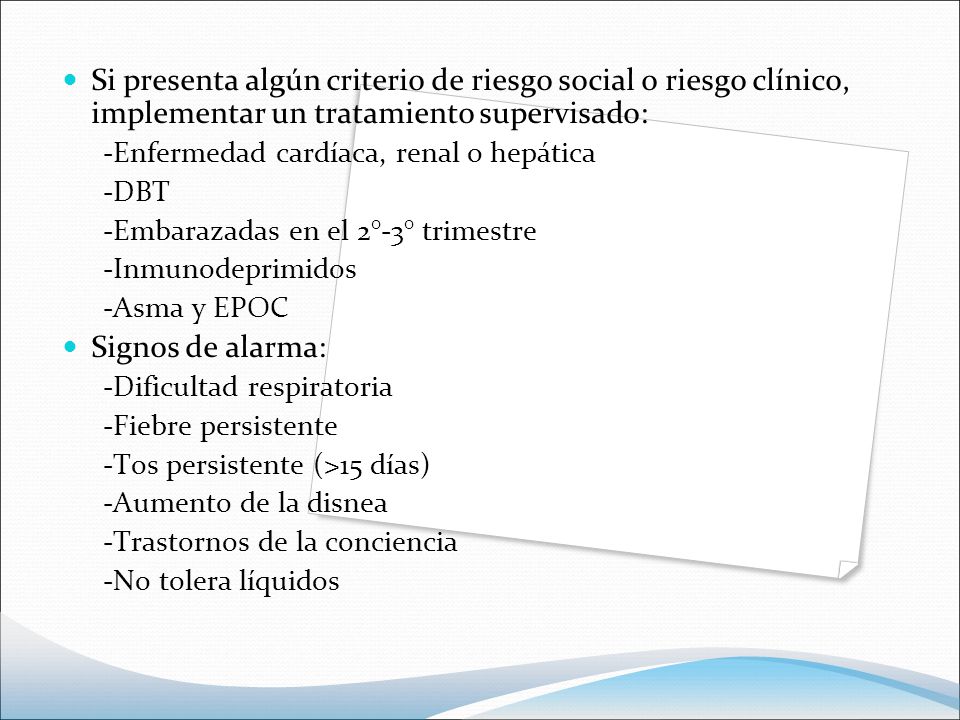 Si presenta algún criterio de riesgo social o riesgo clínico, implementar un tratamiento supervisado: