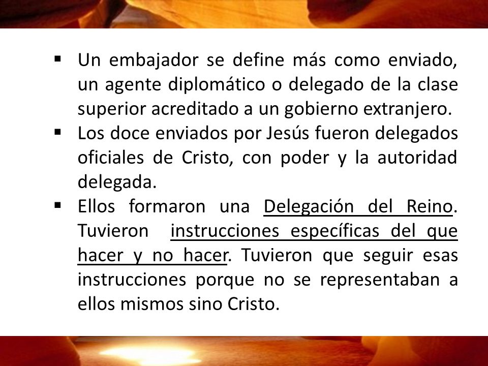 Un embajador se define más como enviado, un agente diplomático o delegado de la clase superior acreditado a un gobierno extranjero.