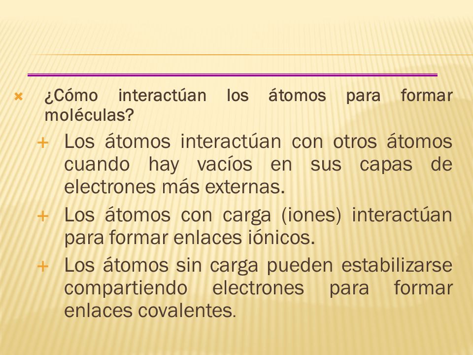 Los átomos con carga (iones) interactúan para formar enlaces iónicos.