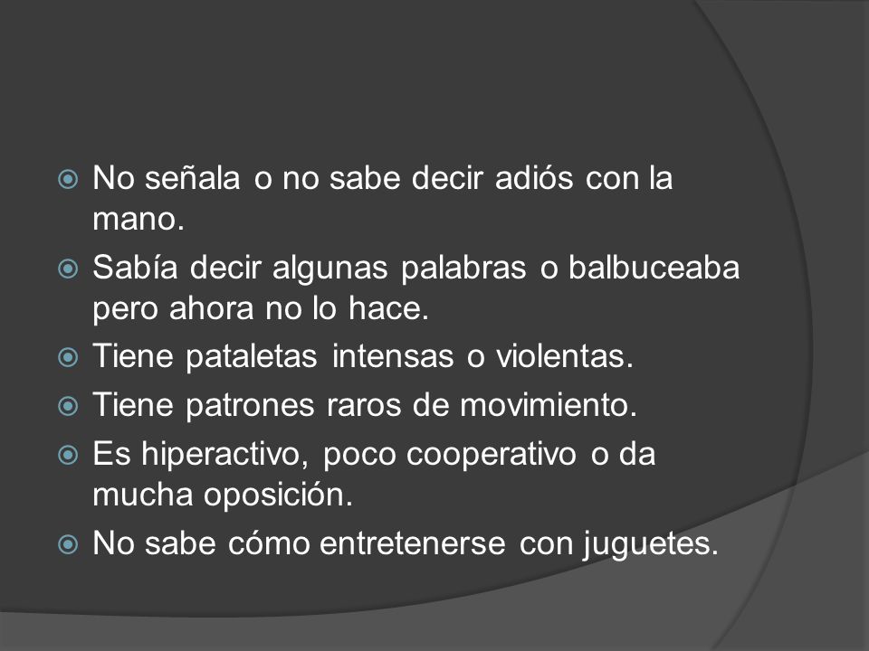 No señala o no sabe decir adiós con la mano.