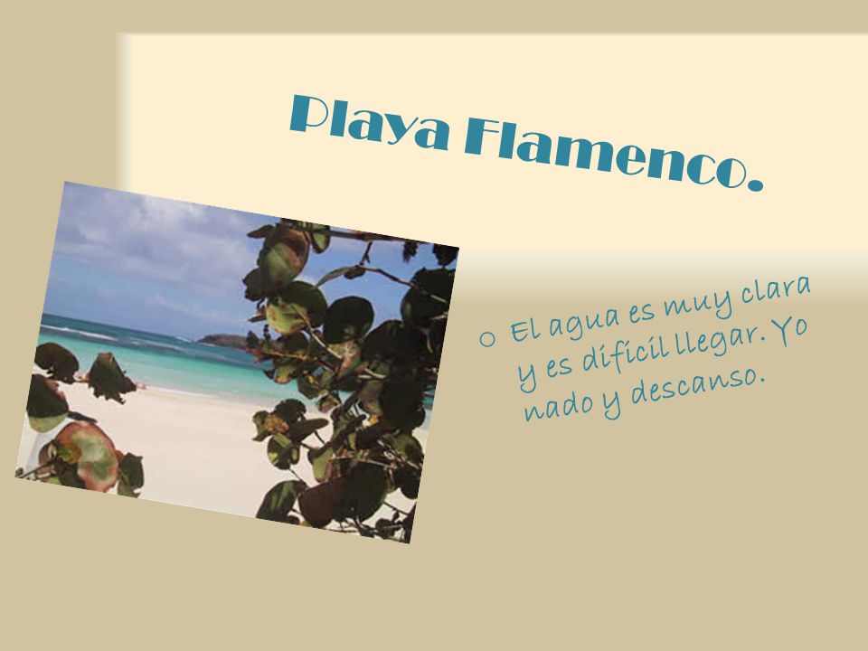 Playa Flamenco. El agua es muy clara y es dificil llegar. Yo nado y descanso.